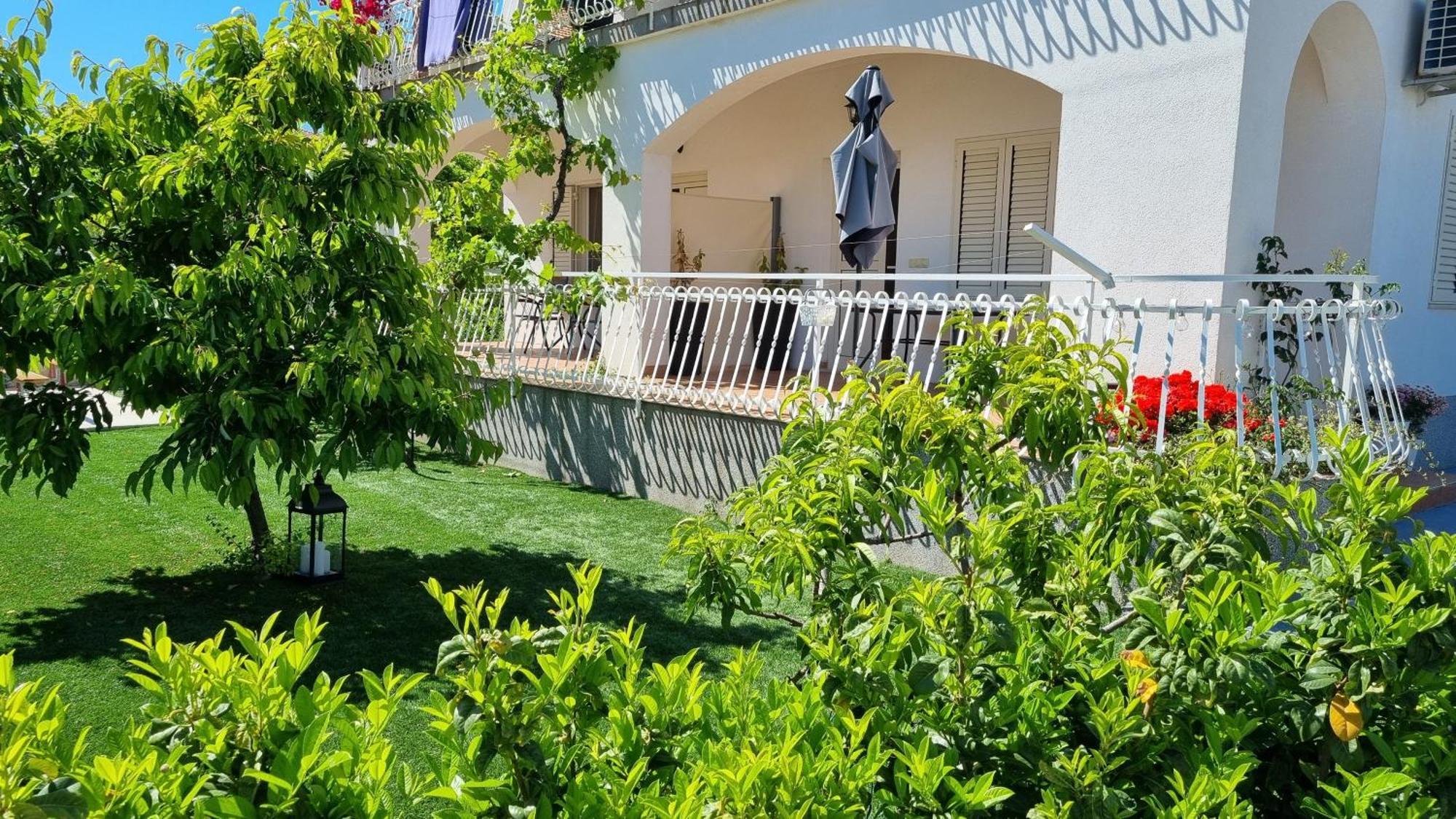 Ferienwohnung Luxa 5 Min Old Town, 10 Min Airport Trogir Exterior foto